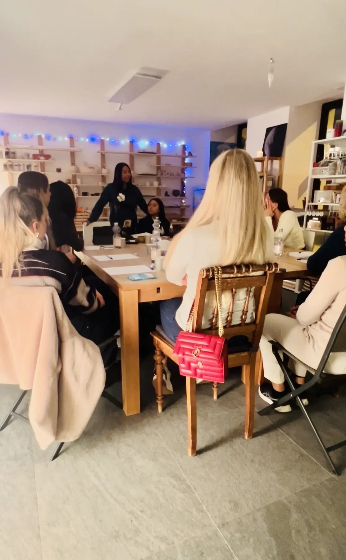 Katherine facilitando un taller presencial con un grupo de mujeres